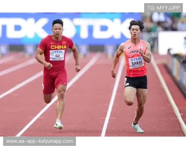 现场直击：百米冲刺中“逆天冲线”的感人一刻