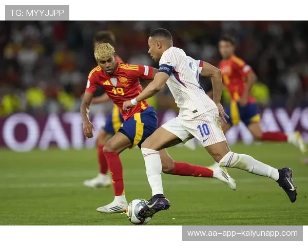 亚马尔低平球穿裆传递，巴萨门前包抄：速度与智慧的完美结合